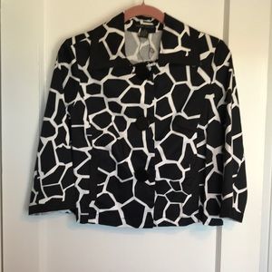 Great little blazer. 3/4 sleeve.